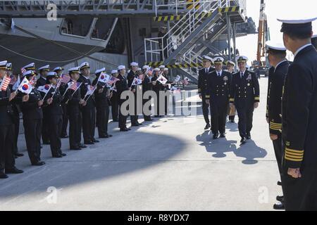 BUSAN, République de Corée (15 mars 2017) République de Corée salue les marins Adm arrière. Jim Kilby, commandant du groupe aéronaval du 1, le capitaine Douglas Verissimo, commandant du USS Carl Vinson (CVN 70), Capt Nick Sarap, commodore, commandant de l'Escadre de destroyers, 1 et le Capitaine Tom Barber, commandant de l'Escadre aérienne de transporteur 2, au cours d'une cérémonie de bienvenue après le porte-avions USS Carl Vinson et classe Arleigh Burke destroyer lance-missiles USS Wayne E. Meyer (DDG 108) amarré à la base marine de la République de Corée à Busan. Le Carl Vinson est un groupe d'intervention en fonction d'un programme Pacifique occidental dans le cadre de déploiement Banque D'Images