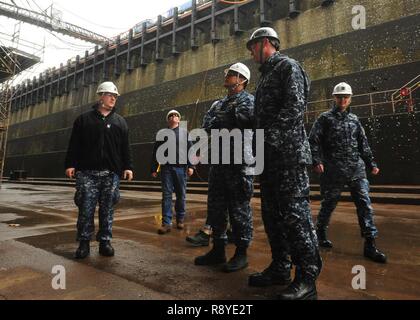 YOKOSUKA, Japon (14 mars 2017) - Arrière Adm. Stephen Williamson, directeur de la maintenance de la flotte, de la Flotte du Pacifique des États-Unis, observe la coque de la 7ème Flotte américaine USS phare Blue Ridge (LCC 19) du fond d'un navire en cale sèche pendant un tour. Blue Ridge est dans une vaste période de constitution en vue de moderniser le navire de continuer à servir de plate-forme de communication robuste dans la 7e flotte américaine zone d'opérations. Banque D'Images