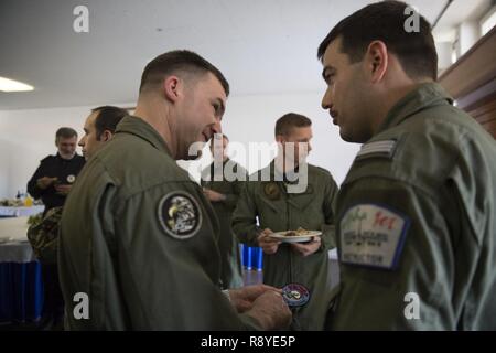 Le lieutenant-colonel Greig T. Gehman, Commandant du Groupe de la masse d'Air Maritime Force-Crisis Response-Africa l'aviation de l'élément de combat, à gauche, reçoit de l'unité d'un patch d'un pilote portugais pendant l'exercice du vrai dégel 17 à Beja, Portugal, le 14 mars 2017. SPMAGTF-CR-AF a participé au dégel réel 17, un Portugais forces conjointes menées par l'exercice, pour améliorer l'interopérabilité et les capacités de coopération avec l'OTAN d'alliés pour les opérations dans le monde réel. Banque D'Images