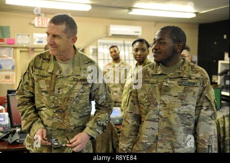 L'AÉRODROME DE BAGRAM, en Afghanistan (Mar. 15, 2017) - L'Armée américaine, le général William Hickman reçoit un exposé sommaire du 25e Bataillon du signal Help Desk, avec l'aide de la FPC. Rodrick Hale. Hickman est l'armée américaine le centre de général commandant adjoint des Opérations, Harris est affecté à la 25e Bataillon du signal d'assistance. Banque D'Images