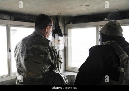 L'AÉRODROME DE BAGRAM, en Afghanistan (Mar. 15, 2017) - L'Armée américaine, le général William Hickman (à gauche), des enquêtes de la vue depuis un périmètre d'aviation tour de garde avec la garde. Hickman est l'armée américaine le centre de général commandant adjoint des opérations. Banque D'Images