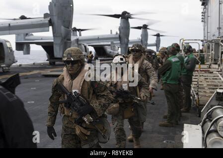 Mer de Chine orientale (16 mars 2017) Les Marines, affecté à la 31e Marine Expeditionary Unit (MEU), se préparer à lancer une MV-22B Balbuzard, affecté à la "Flying Tigers" du milieu marin de l'escadron à rotors basculants (VMM), 262 dans le poste de pilotage de navire d'assaut amphibie USS Bonhomme Richard (DG 6) pendant un exercice d'assaut aérien à l'appui de l'intégration formation amphibie (ACI). Aci est conçu pour l'intégration de tous les éléments du groupe expéditionnaire Bonhomme Richard BHR (ESG) et 31e MEU pour tester leur capacité de planifier et d'exécuter les tâches essentielles de la mission. Bonhomme Richard, navire amiral de la BHR SEG, w Banque D'Images