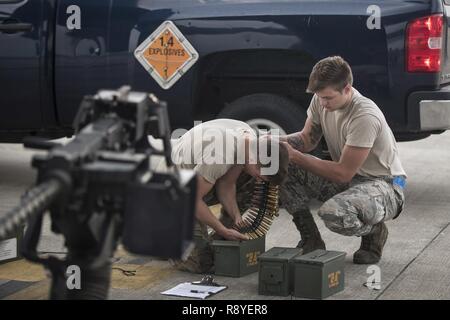 Les troupes d'armes de l'US Air Force avec le 1er Escadron de maintenance d'opérations spéciales de calibre .50 de charge de munitions dans un CV-22 Osprey, le 27 février 2017 à Hurlburt Field, en Floride, Les aviateurs ont été préparer l'avion pour la participation dans Emerald Warrior 2017, un commandement des opérations spéciales des États-Unis où l'exercice Joint Special operations forces canadiennes s'entraînent à s'engager dans toute la gamme des menaces de conflit. Banque D'Images