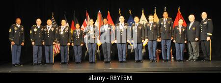 Les membres de l'équipe Arizona poser pour des photos après la capture de l'équipe culinaire de l'année au titre d'art culinaire militaire Formation Cérémonie de remise des prix compétitifs de l'événement le 10 mars à Fort Lee. Sur la photo à l'extrême gauche sont des Sgt. Le major Jimmy vendeurs, école de quartier-maître CSM CSM ; David Davenport, U.S. Army Training and Doctrine Command, CSM et le Sgt.1re classe Jose Alves, le sous-officier responsable de l'équipe. À l'extrême droite, est Louis Perrotte, MCACTE chef juge ; et Brigue. Le général Rodney Fogg, commandant, Quartier-maître à l'école. Banque D'Images