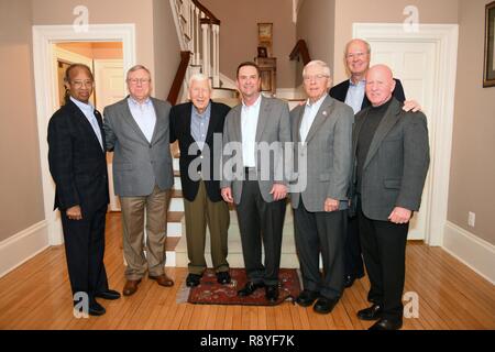 Air Force le général Joseph Lengyel, chef, Bureau de la Garde nationale, organise une réception pour les anciens chefs de la Garde nationale, Bureau neuf trimestres, Fort Lesley J. McNair, Washington, D.C., le 22 février 2017. De gauche à droite : Air Force le général de Russ Davis, directeur général de l'armée ; 24 Frank Herbe, 27e chef de l'armée ; le général Herb Temple, 21e chef ; le général Lengyel, 28e chef de l'Armée de l'air ; le Lieutenant-général John Conaway, 22e chef de l'Armée de l'air ; le général Craig McKinley, 26e chef de l'armée ; le Lieutenant-général Steve Blum, 25e chef. Banque D'Images