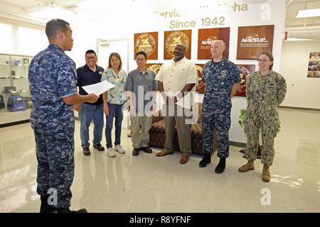 PEARL HARBOR, Hawaii (Mar. 16, 2017) NAVSUP FLC Pearl Harbor est l'équipe de l'environnement est reconnu par le capitaine Ken Epps, commandant du FLC NAVSUP Pearl Harbor, en tant que récipiendaire du prestigieux Chef des opérations navales ONC) Prix pour l'environnement. De gauche à droite, le capitaine Ken Epps, Doug Bugado, Sonya Steinhoff-Aspili, Derek Wong, John Floyd, le lieutenant Cmdr. Drew Lovgren, et le lieutenant JG. Frances Hunter. Banque D'Images