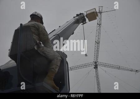 Airman Senior Javier Calvo, 374e Escadron de communication Technicien en système de câble et antenne, soulève une ligne après la suppression d'une ligne de treuil sur le site de Communication Tokorozawa, Japon, le 14 mars 2017. Le journal les antennes périodiques orientable à Tokorozawa fournir un soutien en matière de communication à une variété d'installations de défense Ministère de l'ensemble du Pacifique. Banque D'Images