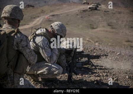 Le capitaine Thomas Schueman, le commandant de la compagnie de Lima compagnie, 3e Bataillon, 4e Régiment de Marines, transmet les informations à ses marins lors d'une évaluation d'État de combat du Corps des Marines au Marine Corps Air Ground Combat Center Twentynine Palms, en Californie, 1 er mars 2017. MCCREs sont menées pour assurer la normalisation de l'unité et la préparation au combat en vue de déploiements opérationnels. Banque D'Images