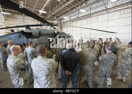 Le capitaine de l'US Air Force Nathan Franklin, 33e Escadron de sauvetage pilote, parle à une foule de membres de service le 15 mars 2017, à Kadena Air Base, au Japon. Les membres du Corps des Marines des États-Unis, U.S. Navy, de l'armée américaine et de la Force aérienne se sont réunis dans le cadre d'une semaine de l'éducation militaire professionnelle commune. Banque D'Images