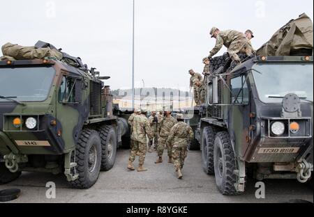 Des soldats américains avec la Compagnie Alpha, 173e Bataillon de soutien de la Brigade de préparer leur système de préhension, ou LHS 1120, pour l'approvisionnement et à la sécurité s'exécute sur le terrain au cours d'esprit alliées à VI, Centre de préparation interarmées multinationale Hohenfels Domaine de formation, l'Allemagne, le 14 mars 2017. Esprit alliées VI comprendra environ 2 770 participants de 12 nations. Banque D'Images