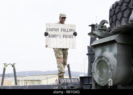 Soldats de la Compagnie Alpha, 173e Bataillon de soutien de la Brigade de préparer leur système de préhension, ou LHS 1120, pour l'approvisionnement et à la sécurité s'exécute sur le terrain au cours d'esprit alliées à VI, Centre de préparation interarmées multinationale Hohenfels Domaine de formation, l'Allemagne, le 14 mars 2017. Esprit alliées VI comprendra environ 2 770 participants de 12 nations. Banque D'Images