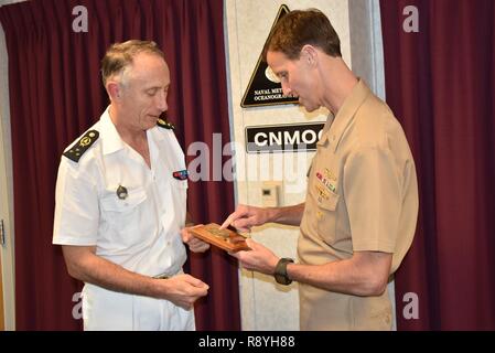 STENNIS SPACE CENTER, mademoiselle Vice Adm. Bruno Franchon (l), directeur de l'Service Hydrographique et Océanographique de la France, et à l'arrière Adm. Timothy Gallaudet, commandant du Commandement Naval Meteorology and Oceanography, échanger des cadeaux lors de la visite de Frachon Océanographie Naval actif à Stennis Space Center. Banque D'Images