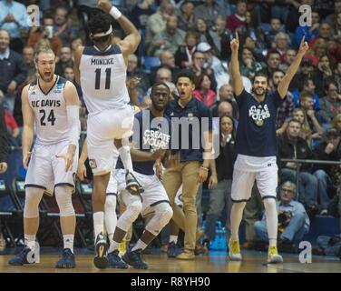 L'Université de Californie Davis banc éclate comme la sonnerie retentit mettant fin à leur premier match contre quatre NCAA North Carolina Central à l'Université de Dayton Arena, le 15 mars 2017. UC Davis a remporté le match 67-63, gagner le privilège d'avancer à la ronde de 64 dans le championnat de basket-ball de la Division I de la NCAA. Airman de Wright-Patterson Air Force Base a pris part à des cérémonies et à l'enrôlement arborant retardée du personnel ont prêté le serment d'engagement midcourt durant la mi-temps. Banque D'Images