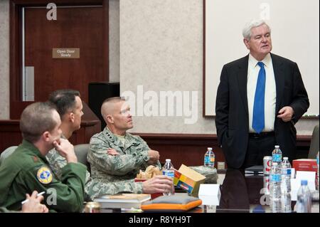 Maxwell AFB, Ala. - Newt Gingrich, 50e Président de la Chambre des représentants des États-Unis, s'engage avec les élèves de l'horizon bleu et de l'École des hautes études de l'air et de l'espace, 16 mars 2017. Sa visite faisait partie de l'Université de l'Air en vue de favoriser la communication dans les deux sens - avec l'apprentissage des élèves à propos de son expérience à Washington, D.C., et Gingrich apprendre sur des sujets comme la recherche au Air Force Space initiatives. Banque D'Images