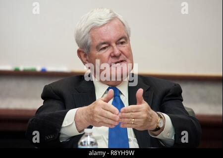 Maxwell AFB, Ala. - Newt Gingrich, 50e Président de la Chambre des représentants des États-Unis, s'engage avec les élèves de l'horizon bleu et de l'École des hautes études de l'air et de l'espace, 16 mars 2017. Sa visite faisait partie de l'Université de l'Air en vue de favoriser la communication dans les deux sens - avec l'apprentissage des élèves à propos de son expérience à Washington, D.C., et Gingrich apprendre sur des sujets comme la recherche au Air Force Space initiatives. Banque D'Images