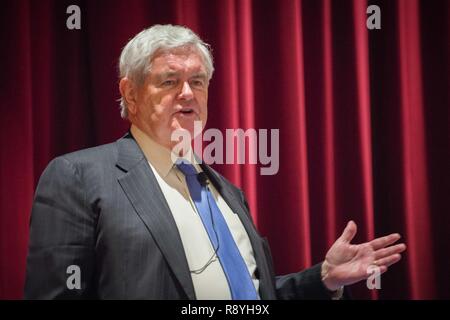 Maxwell AFB, AL - l'Honorable Newt Gingrich 50e Président de la Chambre des représentants des États-Unis mène une discussion de groupe de recherche au sein d'Air War College 16 mars 2017. Le groupe consultatif a discuté de la recherche spatiale et du développement ainsi que d'autres développements technologiques. Le président Gingrich's visite à l'Université de l'air est de générer des communications de l'Université de l'air pour les étudiants et les professeurs à apprendre de ses expériences à Washington D.C. et pour lui d'apprendre à propos de AU, recherche pour la Air Force Space initiatives. Banque D'Images