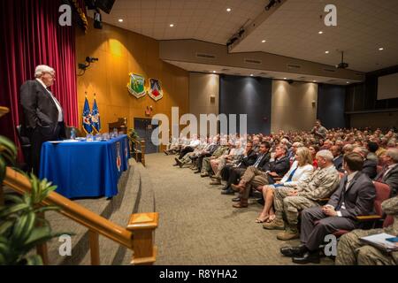 Maxwell AFB, AL - l'Honorable Newt Gingrich 50e Président de la Chambre des représentants des États-Unis mène une discussion de groupe de recherche au sein d'Air War College 16 mars 2017. Le groupe consultatif a discuté de la recherche spatiale et du développement ainsi que d'autres développements technologiques. Le président Gingrich's visite à l'Université de l'air est de générer des communications de l'Université de l'air pour les étudiants et les professeurs à apprendre de ses expériences à Washington D.C. et pour lui d'apprendre à propos de AU, recherche pour la Air Force Space initiatives. Banque D'Images