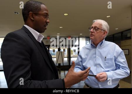 Ray Algood (droite), U.S. Army Corps of Engineers du District de Nashville facility manager, parle avec Charles E. Lewis Jr., ingénieur et vice-président de l'A.G. Gaston Construction à Birmingham, en Alabama, au cours de la première assemblée annuelle du district de Nashville Activités de Pme ouvertes de Tennessee State University à Nashville, Tenn., 16 mars 2017. (USACE Banque D'Images