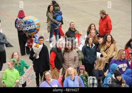 Les amis et les membres de la famille d'attente pour l'équipage de la garde-côte de l'étoile polaire, un brise-glace lourd de 399 pieds, alors que le navire est amarré au quai 66 à Seattle, le 17 mars 2017. L'équipage de rentrer d'un 107 jours en Antarctique dans le cadre de l'opération Deep Freeze 2017, où ils ont fourni un canal sûr grâce à plus de 70 miles de l'épaisseur de la glace, les navires de charge pour réapprovisionner la National Science Foundation et McMurdo station Amundsen-Scott South Pole d'affectation. La Garde côtière américaine Banque D'Images