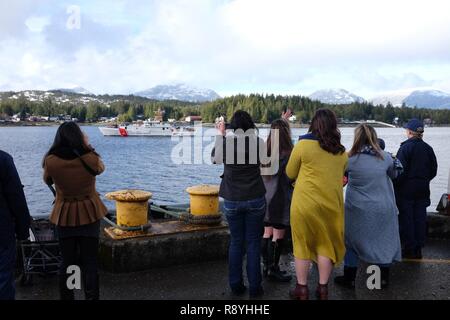 Les familles attendent le retour de leurs proches stationnés à bord du garde-côte de John McCormick (CMP 1121) arrivant à son nouveau port d'attache à l'amarrage de la base de la Garde côtière canadienne au cours d'une cérémonie de retrouvailles Ketchikan à Ketchikan, Alaska, le 17 mars 2017. La rapidité de réponse Cutter McCormick et son équipage a réalisé un voyage de 6 200 milles de Key West, en Floride, qui a commencé en décembre 2016. Banque D'Images