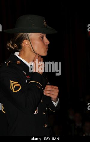 Le personnel de la réserve de l'Armée de Sgt. Briana Popp met sa campagne hat au cours de son diplôme de l'Académie de sergent à Fort Jackson, L.C. (le 8 mars 2017. Popp a obtenu les titres de Femme de fer et distingué et diplômé d'honneur sera un exercice avec le sergent de la 98e Division de la formation (formation initiale d'activité). Popp, Columbus, GA, un résident, a été la première femme diplômée d'honneur distingué au cours des six cycles et est passé d'obtenir leur diplôme en mars, qui est le Mois de l'histoire des femmes. Par coïncidence, le jour de la remise des diplômes a été Popp la Journée internationale de la femme. Banque D'Images