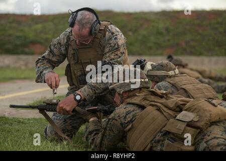 MARINE CORPS BASE HAWAII - Le s.. Kyle Nicholson, un véhicule d'assaut amphibie avec maître canonnier Combat Assault Company, 3e Régiment de Marines, la Marine ajuste un AN/PEQ-2 Indicateur infrarouge avant l'analyse statique de nuit à la plage 6 à bord du Marine Corps Gamme Kaneohe Bay (centre de formation, le 15 mars 2017. Cvc a mené avec des marines tableau cinq et six cours d'incendie, une partie de leur assemblée annuelle de qualification pré-déploiement. Banque D'Images