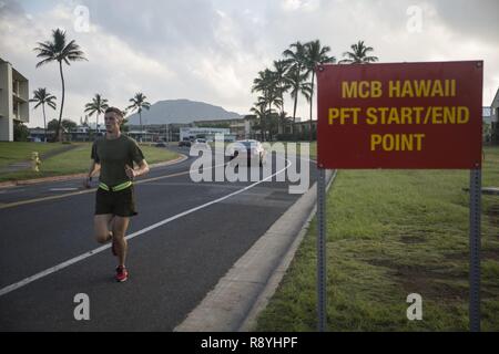 MARINE CORPS BASE HAWAII - Le Sgt. Ty Stulce, sergent du peloton avec un Bataillon de Quartier Général, passe la ligne d'arrivée d'un 3-mile run pendant un test d'aptitude physique à bord Marine Corps Base New York, 14 mars 2017. Le PFT est une évaluation menée dans tout le Corps des marines chaque année pour évaluer le niveau de forme physique. Pour plus d'informations sur le PFT mises à jour, utiliser le bulletin 6100 du Corps des Marines. Banque D'Images