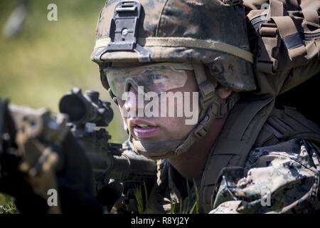 Le Corps des Marines des États-Unis. Dillon Peugeot, rifleman, 3e Bataillon, 5e Régiment de Marines détient une garantie pendant un raid répétition à Camp Pendleton, Californie, le 16 mars 2017. Marines avec 3e Bataillon, 5e Régiment de Marines sont la formation pour maintenir la compétence de l'unité et se prépare à déployer avec la 15e Marine Expeditionary Force. Banque D'Images