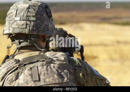 Un feu de l'armée américaine spécialiste des contrôles avec la 101st Airborne Division (Air Assault) utilise un télémètre désignateur laser léger 2H pour fournir un appui-feu acquisition d'objectifs et de reconnaissance au cours de l'appui aérien rapproché avec la formation des pilotes aux commandes d'un AH-1W Super Cobra hélicoptère de combat et d'un hélicoptère UH-1Y Venom au cours de l'exercice guerrier 78-17-01 le 17 mars, 2017 at Joint Base McGuire-Dix-Lakehurst. Contrôles d'incendie affectés au siège de spécialiste et le Siège Batterie, 3e Bataillon, 320e Régiment d'artillerie, avec la direction de la Société A (Société simple), 2e Batt Banque D'Images