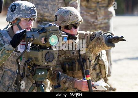 L'ARMÉE AMÉRICAINE Pvt. Daniel Malo, un incendie Spécialiste des contrôles avec la 101st Airborne Division (Air Assault), utilise un télémètre désignateur laser léger 2H pour fournir un appui-feu acquisition d'objectifs et de reconnaissance au cours de l'appui aérien rapproché avec la formation des pilotes aux commandes d'un AH-1W Super Cobra hélicoptère de combat et d'un hélicoptère UH-1Y Venom au cours de l'exercice guerrier 78-17-01 le 17 mars, 2017 at Joint Base McGuire-Dix-Lakehurst. Contrôles d'incendie affectés au siège de spécialiste et le Siège Batterie, 3e Bataillon, 320e Régiment d'artillerie, avec la direction de la Société A (EAS Banque D'Images