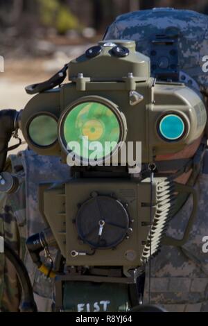 Un feu de l'armée américaine spécialiste des contrôles avec la 101st Airborne Division (Air Assault) utilise un télémètre désignateur laser léger 2H pour fournir un appui-feu acquisition d'objectifs et de reconnaissance au cours de l'appui aérien rapproché avec la formation des pilotes aux commandes d'un AH-1W Super Cobra hélicoptère de combat et d'un hélicoptère UH-1Y Venom au cours de l'exercice guerrier 78-17-01 le 17 mars, 2017 at Joint Base McGuire-Dix-Lakehurst. Contrôles d'incendie affectés au siège de spécialiste et le Siège Batterie, 3e Bataillon, 320e Régiment d'artillerie, avec la direction de la Société A (Société simple), 2e Batt Banque D'Images