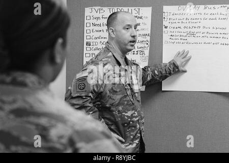 Le Major Mark le maïs, l'Administrateur chargé de la formation et de l'état de préparation à la 419e partie appuyer la Brigade, de Fort Bragg, Caroline du Nord, donne un aperçu de l'horaire de jour distingué visiteur pendant un contrat d'assistance opérationnelle Exercice conjoint-17, le 18 mars 2017, à Fort Bliss, Texas. Le maïs, originaire de Dallas, Texas, est l'adjoint en chef de l'équipe du Bureau des visiteurs. Le COMETJUNKIE OCSJX-17 s'assure que les visiteurs distingués sont en mesure d'interagir avec les hauts dirigeants et parler avec le service plus de 430 membres participant à l'exercice. L'exercice fournit un niveau d'instruction i Banque D'Images