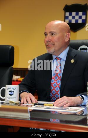 Représentant américain Tom MacArthur, 3ème Congressional District du New Jersey, a visité la réserve de l'armée américaine de soutien régional 99e du 18 mars commande at Joint Base McGuire-Dix-Lakehurst, New Jersey pour en savoir plus sur l'WAREX 78-17-01. Parmi les invités était le général de Scottie Dean Carpenter, général commandant de la 84e commandement de formation. Warrior exercices sont conçus pour préparer les unités d'être prêt au combat en les immergeant dans les scénarios où ils s'entraînent comme ils allaient combattre. Environ 60 unités de l'armée américaine, l'armée américaine, US Air Force et d'autres composants participent à la Banque D'Images