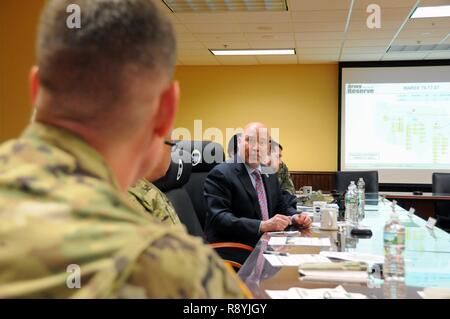 Représentant américain Tom MacArthur, 3ème Congressional District du New Jersey, a visité la réserve de l'armée américaine de soutien régional 99e du 18 mars commande at Joint Base McGuire-Dix-Lakehurst, New Jersey pour en savoir plus sur l'WAREX 78-17-01. Parmi les invités était le général de Scottie Dean Carpenter, général commandant de la 84e commandement de formation. Warrior exercices sont conçus pour préparer les unités d'être prêt au combat en les immergeant dans les scénarios où ils s'entraînent comme ils allaient combattre. Environ 60 unités de l'armée américaine, l'armée américaine, US Air Force et d'autres composants participent à la Banque D'Images