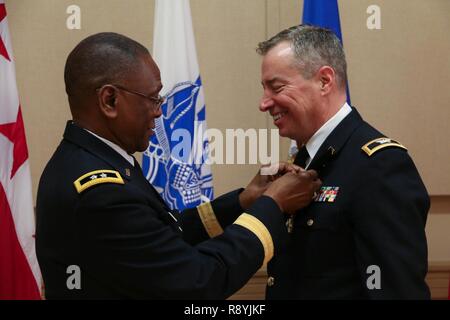 Le major-général (ret.) Errol R. Schwartz (à gauche), ancien commandant général de la Garde nationale du District de Columbia, appose sur la Médaille du service méritoire (aumônier) Colonel Samuel Giese, aumônier de l'État, de la Garde nationale, à sa retraite, 18 mars 2017 à la D.C. Armory, Washington, D.C. Giese prend sa retraite après plus de 35 années de service militaire. Dans son ministère civil, Giese est pasteur de Saint Jane Frances de Chantal Église à Bethesda, Md, ordonné prêtre en 1985 pour l'Archidiocèse de Washington, Giese a servi comme pasteur associé dans plusieurs paroisses de la région de Washington suivi par Seve Banque D'Images