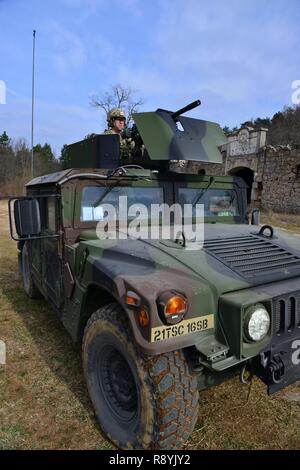 Les soldats de l'armée américaine, affecté à la 16e Brigade de maintien en puissance, se préparent pour un exercice de tir réel de convoi lors de l'avant-garde la preuve à Postonja Pocek en gamme, Slovénie, 19 mars 2017. Dans le bataillon des unités se sont réunies à partir de quatre bases en Allemagne et l'Italie de procéder à cet événement de formation. La preuve de l'avant-garde de l'exercice est un exercice combiné entre la 16ème Brigade de soutien et les forces armées slovènes a porté sur l'amélioration de l'interopérabilité des normes opérationnelles de l'OTAN et de développer les compétences techniques. Banque D'Images