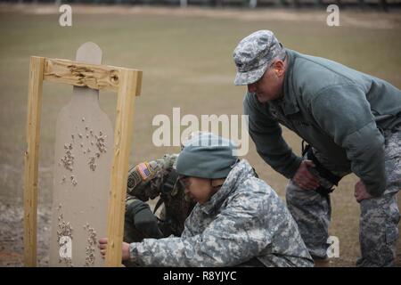 Le colonel de l'armée américaine Shawn Cochran, 359e brigade, commandant TTSB commentaires SPC. Khadijah Wilcox's cible après la remise à zéro son optique dans un éventail de Fort Jackson, L.C., le 18 mars 2017. La 982e Compagnie de la Caméra de combat (Airborne) est l'une des deux seules entreprises de la caméra de combat dans l'Armée américaine chargés de doter le Bureau du secrétaire de la Défense, Chef d'état-major interarmées, et les départements militaires avec une capacité d'imagerie destinés à l'appui des besoins opérationnels et de planification à travers toute la gamme des opérations militaires. Banque D'Images