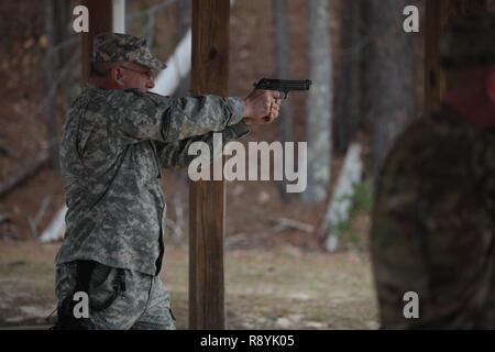 Le colonel de l'armée américaine Shawn Cochran, 359e brigade, commandant TTSB se qualifie avec la 9M à une série organisée par le 982D, l'entreprise de Caméra de combat à Fort Jackson, L.C., le 18 mars 2017. La 982e Compagnie de la Caméra de combat (Airborne) est l'une des deux seules entreprises de la caméra de combat dans l'Armée américaine chargés de doter le Bureau du secrétaire de la Défense, Chef d'état-major interarmées, et les départements militaires avec une capacité d'imagerie destinés à l'appui des besoins opérationnels et de planification à travers toute la gamme des opérations militaires. Banque D'Images