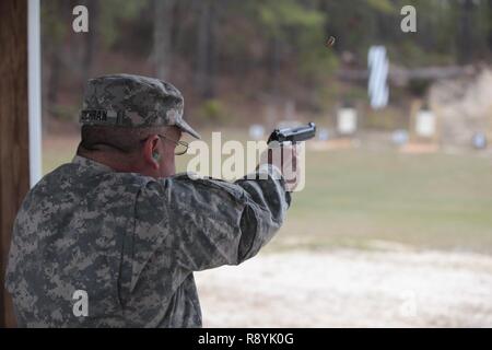 Le colonel de l'armée américaine Shawn Cochran, 359e brigade, commandant TTSB se qualifie avec la 9M à une série organisée par le 982D, l'entreprise de Caméra de combat à Fort Jackson, L.C., le 18 mars 2017. La 982e Compagnie de la Caméra de combat (Airborne) est l'une des deux seules entreprises de la caméra de combat dans l'Armée américaine chargés de doter le Bureau du secrétaire de la Défense, Chef d'état-major interarmées, et les départements militaires avec une capacité d'imagerie destinés à l'appui des besoins opérationnels et de planification à travers toute la gamme des opérations militaires. Banque D'Images