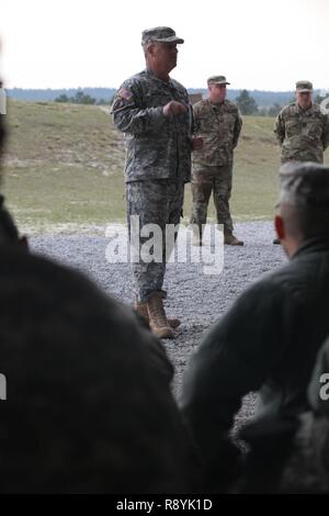 Le colonel de l'armée américaine Shawn Cochran, 359e Brigade d'Ciommander Signal tactique Théâtre, donne un exposé sur les soldats de la 982e Compagnie de la Caméra de combat au cours de l'air admissible sur gamme Fort Jackson, L.C., le 18 mars 2017. La 982e Compagnie de la Caméra de combat (Airborne) est l'une des deux seules entreprises de la caméra de combat dans l'Armée américaine chargés de doter le Bureau du secrétaire de la Défense, Chef d'état-major interarmées, et les départements militaires avec une capacité d'imagerie destinés à l'appui des besoins opérationnels et de planification à travers toute la gamme des opérations militaires.. Banque D'Images