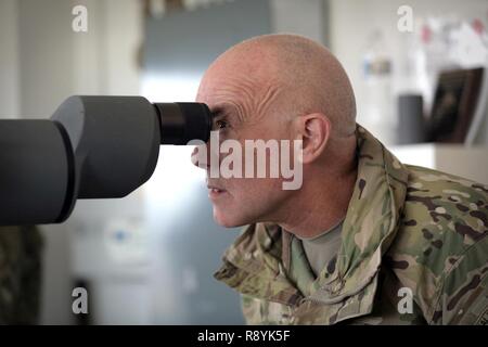 LTG Charles Luckey, commandant général de l'armée américaine, vue par le biais d'un téléscope lors d'une qualification de tir réel à l'opération d'acier froid dans sa deuxième visite à l'exercice de Fort McCoy, Wisconsin, 18 mars 2017. L'acier froid fonctionnement est l'armée américaine Réserver's premier grand de tir réel et armes collectives qualification et validation afin de s'assurer que les unités de réserve de l'Armée de l'Amérique et les soldats sont formés et prêts à se déployer à court préavis et porter prêt au combat et la puissance de feu meurtrière à l'appui de l'armée et des partenaires partout dans le monde. 475 équipages avec Banque D'Images