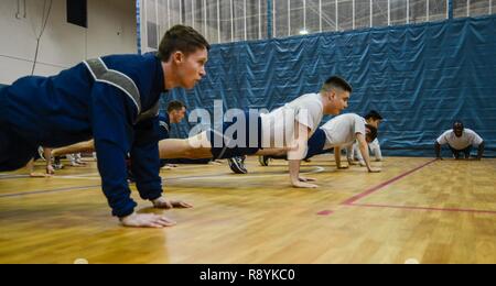 Aviateurs affectés à la 1st Air and Space Communications Opérations effectuer lors d'un escadron pushups physique session de formation sur la base aérienne de Ramstein, en Allemagne, le 14 mars 2017. L'ACOS 1 a contesté à remplir 435 000 pompes d'ici juin 2018. Ils ont choisi 435 000 comme un moyen de rendre hommage à leur aile, la 435ème aile d'opérations air-terre. Banque D'Images