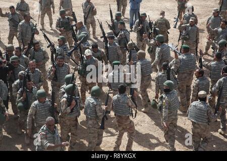 Les forces de sécurité irakiennes dansent et chantent après avoir terminé leur exercice final mené par les formateurs portugais déployées à l'appui de la Force opérationnelle interarmées - fonctionnement inhérentes à résoudre Gamme Besmaya complexe, l'Iraq, le 14 mars 2017. Formation à renforcer les capacités des partenaires nationaux fait partie intégrante de la Force opérationnelle interarmées - Fonctionnement de la Coalition mondiale résoudre inhérent à l'effort de former les forces de sécurité irakiennes à l'encontre du personnel d'ISIS. Les GFIM-OIR est la Coalition mondiale pour vaincre ISIS en Iraq et en Syrie. Banque D'Images