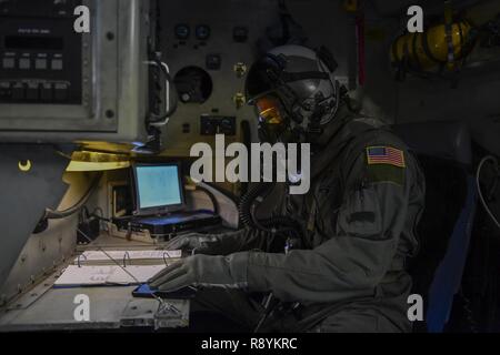 Airman Senior Grant Smart, 15e Escadron de transport aérien l'arrimeur, effectue les vérifications prévol avant un vol à l'aérodrome auxiliaire en Amérique du Nord, Caroline du Sud, le 15 mars 2017 pour l'exécution de la formation en vol avec l'œil de l'équipage et du système de protection respiratoire (AERPS) de l'équipement. Le vol, pour la première fois en plus de 10 ans où des équipages d'AERPS portaient l'équipement. AERPS équipement consiste en un masque de caoutchouc, de multiples couches de bottes et de gants, filtre de ventilateur et système audio et un système d'enceintes. Banque D'Images