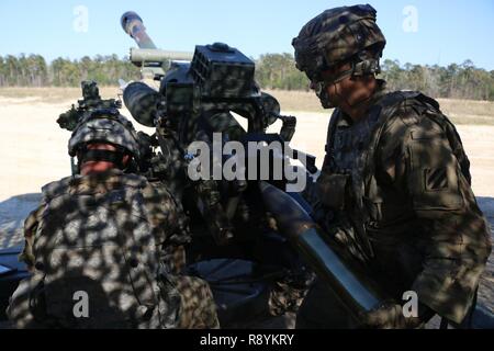 Artilleurs avec batterie Alpha, 1er Bataillon, 9e Régiment d'artillerie, 3ème Division d'infanterie à préparer un feu d'artillerie de 105mm Howitzer cannon le 10 mars 2017 lors des tables d'artillerie bataillon Fort Stewart, Ga. 1-9FA soutient directement l'équipe de combat de la 2e Brigade d'infanterie, 3ème Division d'infanterie en fournissant les feux d'artillerie pour les unités au sol. Banque D'Images