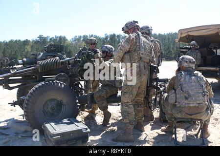 Artilleurs avec batterie Alpha, 1er Bataillon, 9e Régiment d'artillerie, 3ème Division d'infanterie à préparer un feu d'artillerie de 105mm Howitzer cannon 9 mars 2017 au cours d'artillerie bataillon tables à Fort Stewart, Ga. 1-9FA soutient directement l'équipe de combat de la 2e Brigade d'infanterie, 3ème Division d'infanterie en fournissant les feux d'artillerie pour les unités au sol. Banque D'Images