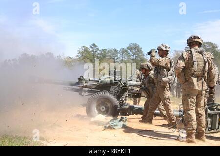 Artilleurs avec batterie Alpha, 1er Bataillon, 9e Régiment d'artillerie, 3e Division d'infanterie, d'artillerie Un obusier de 105 mm, 10 mars 2017 à Fort Stewart, en Géorgie au cours d'artillerie du bataillon des tables. 1-9FA soutient directement l'équipe de combat de la 2e Brigade d'infanterie, 3ème Division d'infanterie en fournissant les feux d'artillerie pour les unités au sol. Banque D'Images