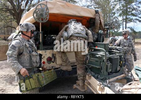 Artilleurs avec batterie Alpha, 1er Bataillon, 9e Régiment d'artillerie, 3ème Division d'infanterie de la charge d'artillerie en un tour le 10 mars 2017 HMMWV à Fort Stewart, en Géorgie au cours d'artillerie du bataillon des tables. 1-9FA soutient directement l'équipe de combat de la 2e Brigade d'infanterie, 3ème Division d'infanterie en fournissant les feux d'artillerie pour les unités au sol. Banque D'Images