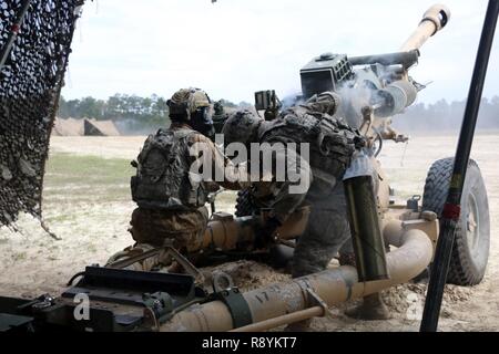 Artilleurs avec batterie Alpha, 1er Bataillon, 9e Régiment d'artillerie, 3e Division d'infanterie, d'artillerie un 105mm Howitzer cannon le 10 mars 2017 à Fort Stewart, en Géorgie au cours d'artillerie du bataillon des tables. 1-9FA soutient directement l'équipe de combat de la 2e Brigade d'infanterie, 3ème Division d'infanterie en fournissant les feux d'artillerie pour les unités au sol. Banque D'Images