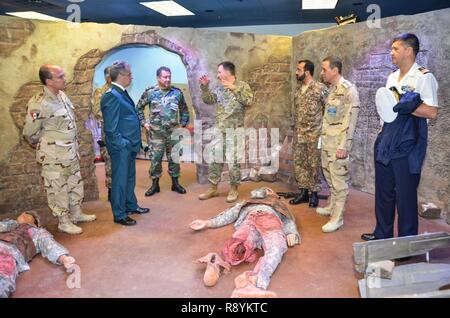 Les participants à la tournée de conférences médicales Théâtre CENTCOM le traumatisme de Combat simulateur de patient dans le département de la lutte contre le programme de formation de médecin à l'éducation et la formation médicales Campus. Dans le CTP, de l'armée les élèves à appliquer leurs compétences médicales nouvellement appris dans un environnement de combat simulé. Les professionnels de la santé représentant plus de 10 pays au sein de l'US Central Command zone d'exploitation, de l'Europe et les États-Unis ont participé à la conférence pour les aider à poursuivre le développement de capacités qui permettront d'améliorer l'interopérabilité et la coopération régionale. (L'enseignement médical et fréquemment Banque D'Images